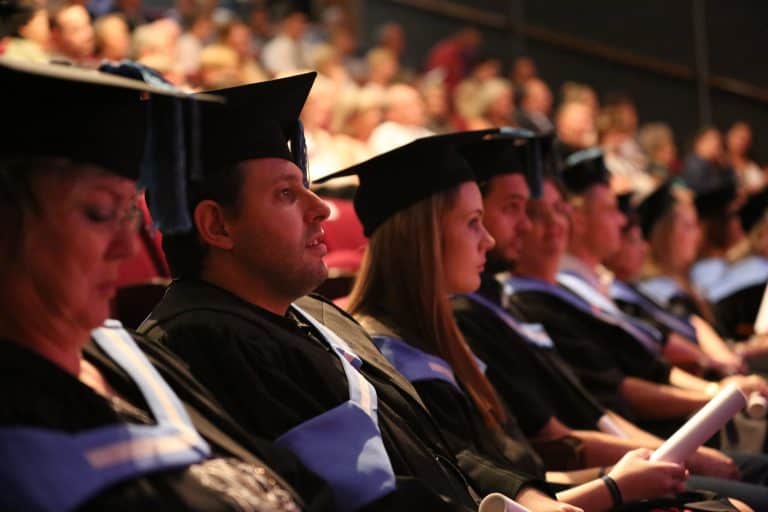 Openbare universiteite bars uit hul nate, maar Akademia het nog plek