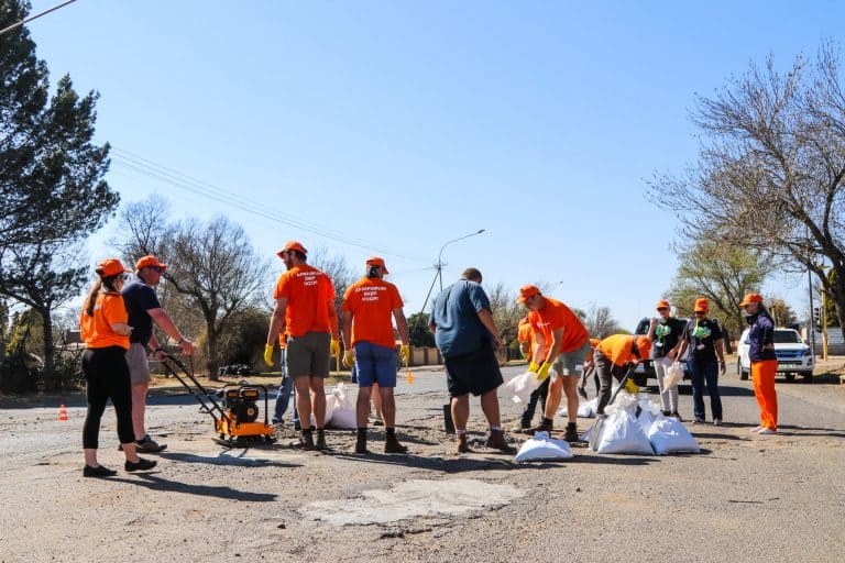 AfriForum en Standerton-gemeenskap help om vervalle dorp te herstel