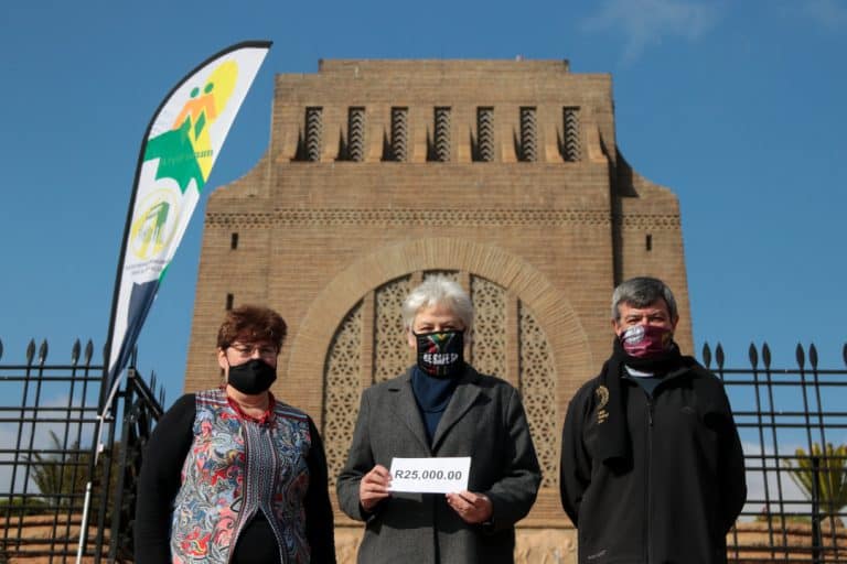 R25 000 donation presented to the Voortrekker Monument