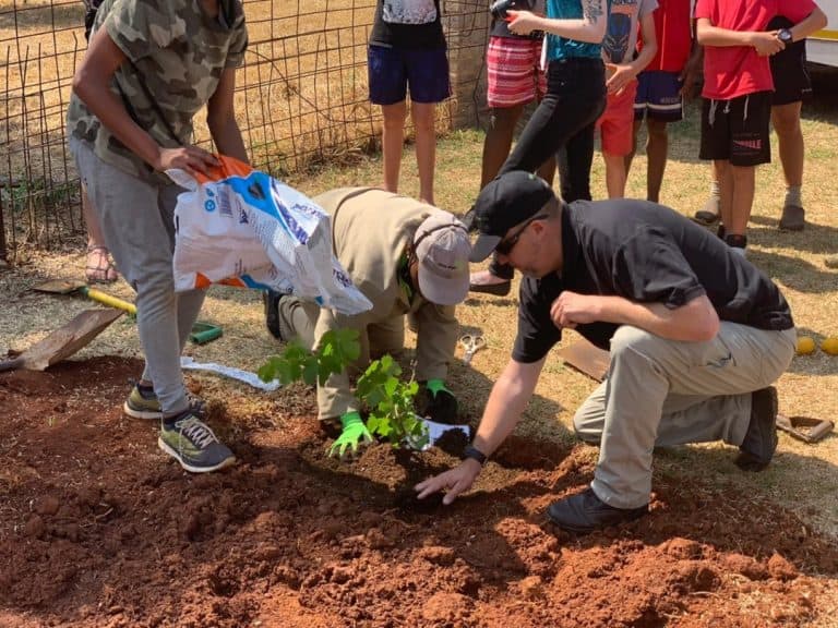 AfriForum se Benoni-tak plant bome by Sinethemba Hope House