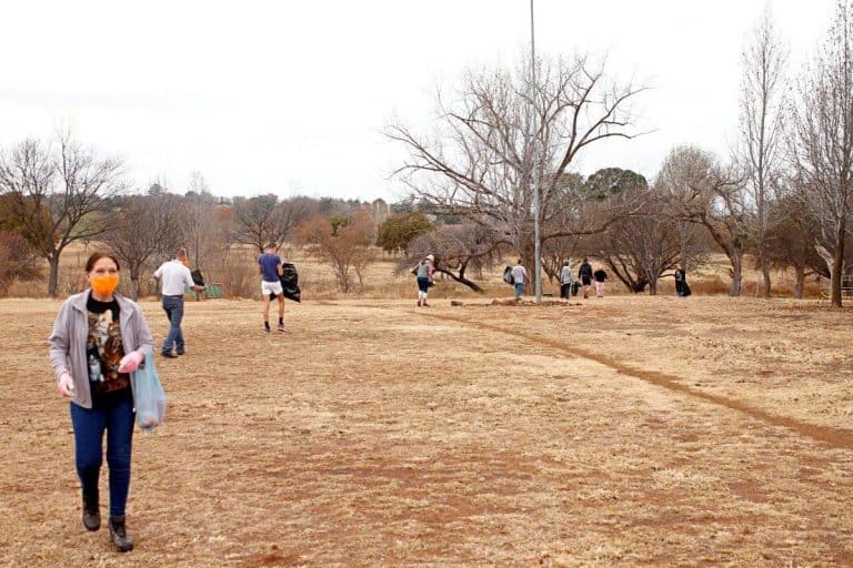 AfriForum se Centurion-tak maak park skoon; herstel waterlek