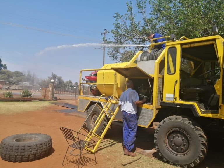 AfriForum’s Kuruman branch repairs Regional Services Council’s firefighting vehicle   