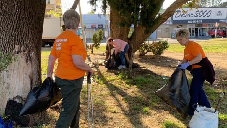 AfriForum se Kroonstad-tak maak die dorp skoon