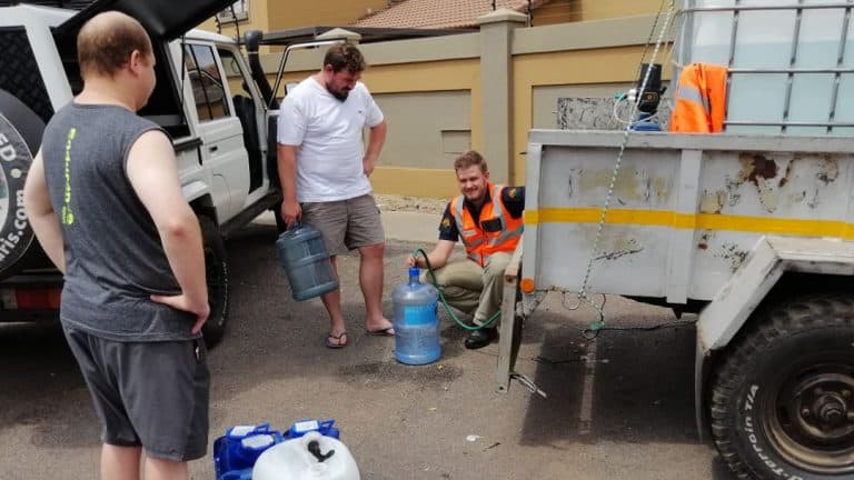 AfriForum voorsien water aan Waverley-gemeenskap