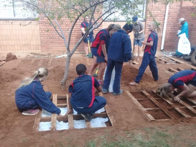 #OnsDorp: AfriForum-tak in Hertzogville en leerders plant groente by skool