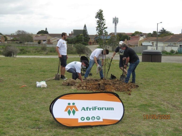 AfriForum se Mosselbaai-tak vier boomplantmaand saam met plaaslike munisipaliteit