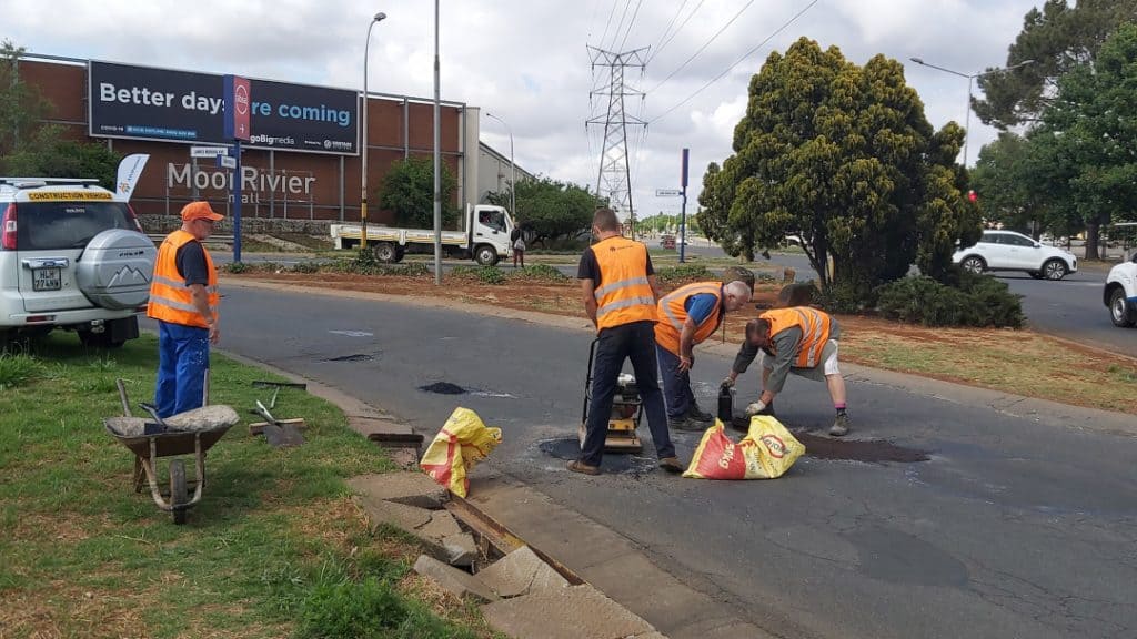 Slag Gate #VegEnBou-veldtog: AfriForum se Potchefstroom-tak herstel 250 slaggate ...