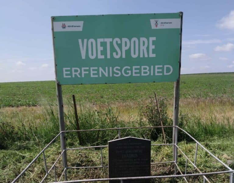 Jeug maak Voetsporemonument skoon