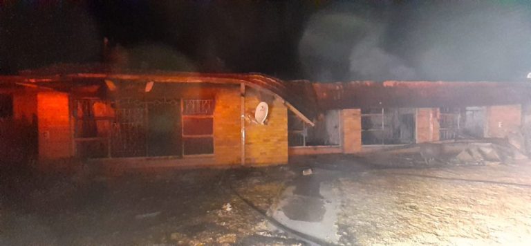 Secunda-tak en -buurtwag help om brandende huis te blus