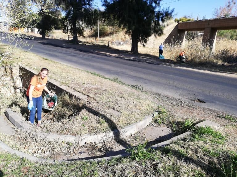 AfriForum se Upington-tak help om duikweg skoon te maak   