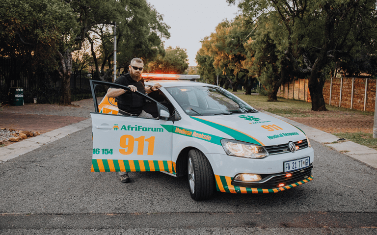 AfriForum se veiligheidspan staan metropolisie by tydens onrus in Pretoria