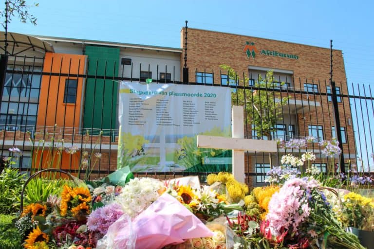 TIENTALLE BOSSE BLOMME GELÊ OM PLAASMOORDSLAGOFFERS TE GEDENK