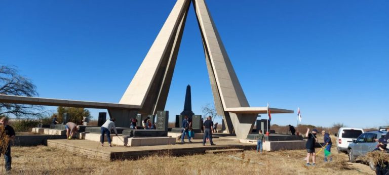 AFRIFORUM JEUG IN KIMBERLEY MAAK BURGER-MONUMENT SKOON