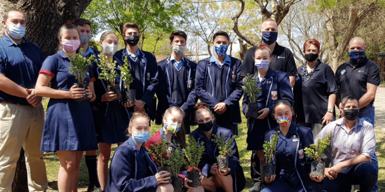 AfriForum se Krugersdorp-tak skenk bome aan skole