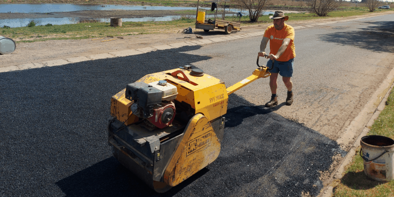 AfriForum gebruik nog 30 ton teer om pad in Lichtenburg te herstel