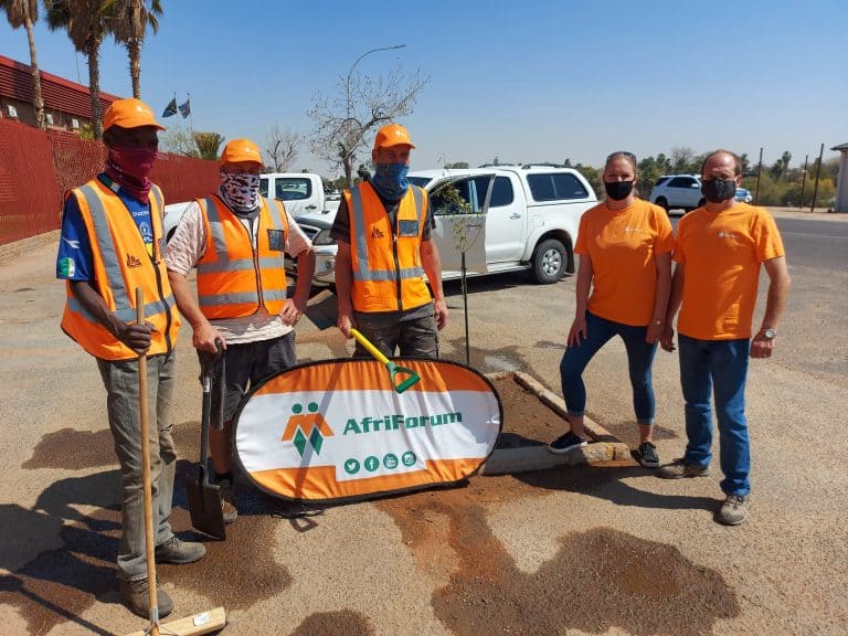 AfriForum se Upington-tak beveilig sentrum vir gestremdes en plant bome