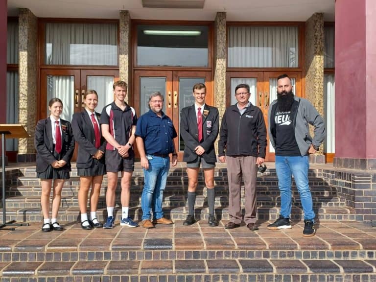 AfriForum se teenboelieveldtogspan bied selfdoodbewusmakingspraatjie by Hoërskool Oudtshoorn aan