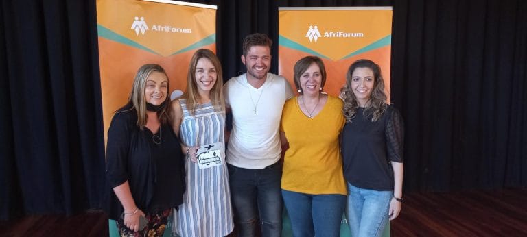 AfriForum se teenboeliespan en Ruan Josh besoek Laerskool Roodekrans met die #100000gebedsboks-projek