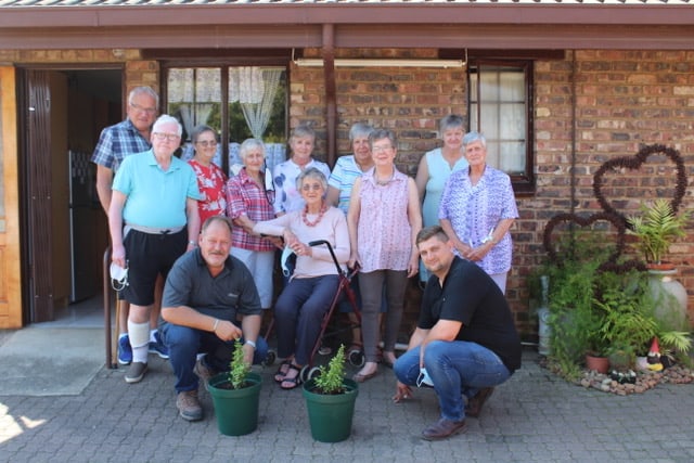 AfriForum se Piet Retief-tak skenk spekbome aan Huis Immergroen