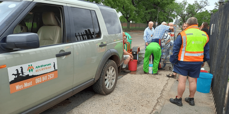 AfriForum se Wes-Moot-tak voorsien ongeveer 8 000 liter water aan inwoners