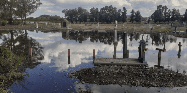 AfriForum, FAK en Erfenisstigting tree op ná konsentrasiekampgrafte met water bedek is