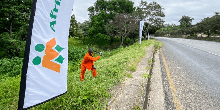 AfriForum se Nelspruit-tak maak parkie en groenstrook skoon