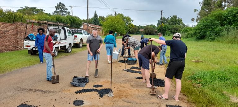 AfriForum-tak en gemeenskap vul slaggate in Piet Retief