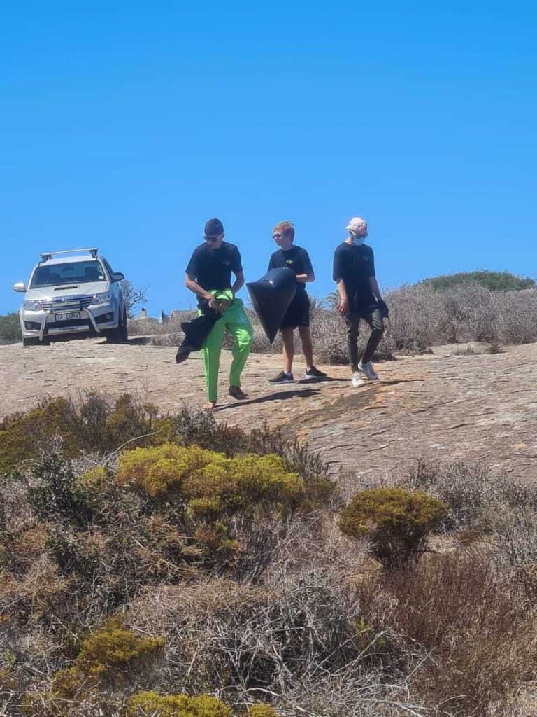 AfriForum Jeug begin met skoonmaakprojek in Langebaan