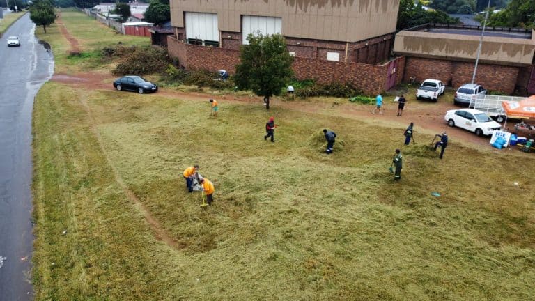 Vanderbijlpark-tak maak area rondom substasie skoon