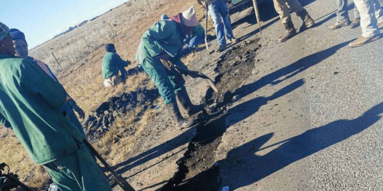 AfriForum-tak in Dealesville skenk teer vir slaggate