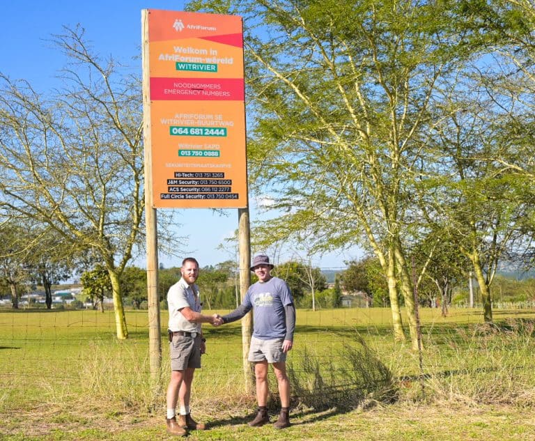 Witrivier-tak rig veiligheidsbord met noodnommers op