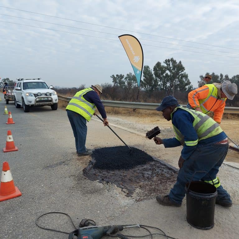 Bothaville-tak en boere herstel slaggate op R504 as deel van #OnsDorp-projek