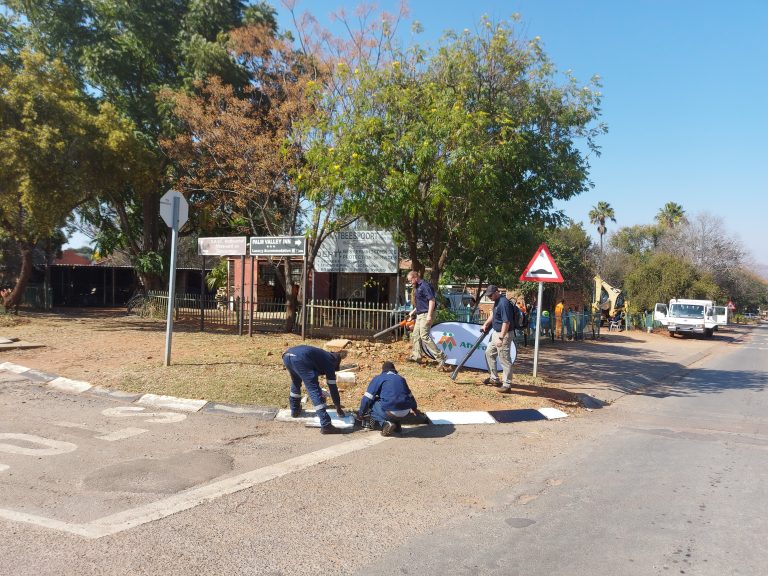 Hartbeespoort-tak verf randstene vir #OnsDorp-projek