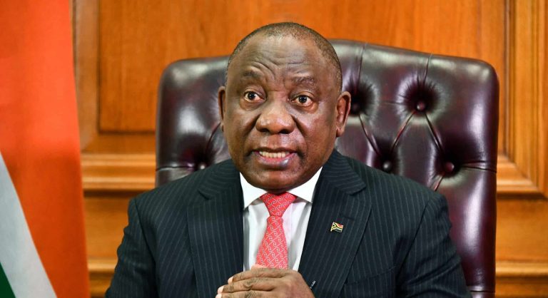 Nuuskommentaar: Privaat sektor moet help, maar Ramaphosa en kie vermors geld