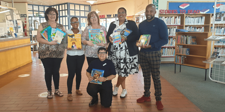 AfriForum-boekeskenking aan Fichardtpark Biblioteek sorg vir leesvreugde