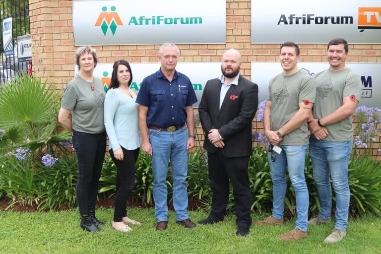 Gevalle soldate met rooi papawers by AfriForum gedenk