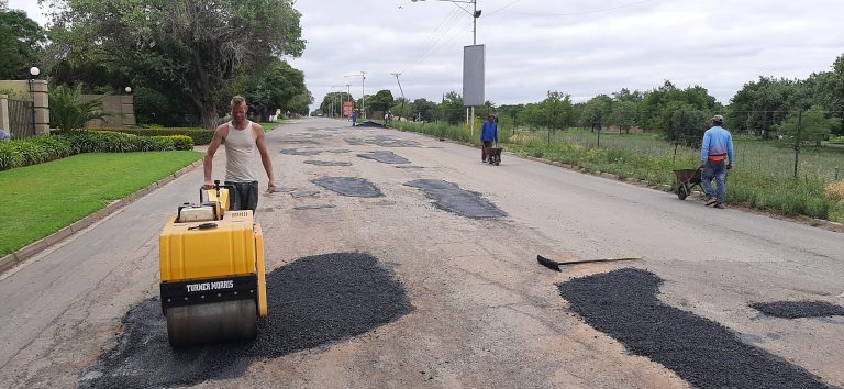 Lichtenburg-tak gaan voort om slaggate op te vul