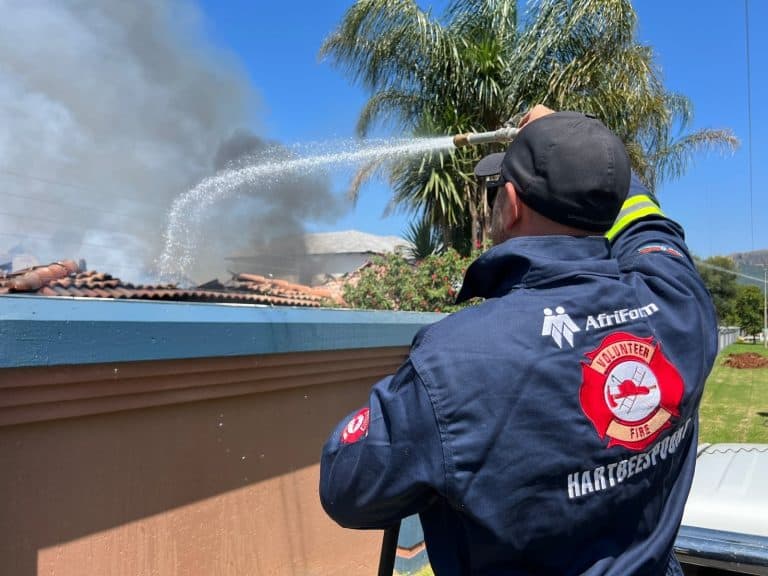 AfriForum se Hartbeespoort-tak help om huisbrand te blus