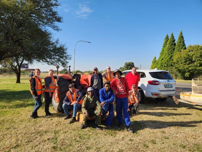 Hartbeesfontein-buurtwag maak areas om kragbokse skoon