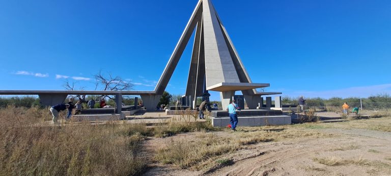 Kimberley-tak maak Burger-monument skoon