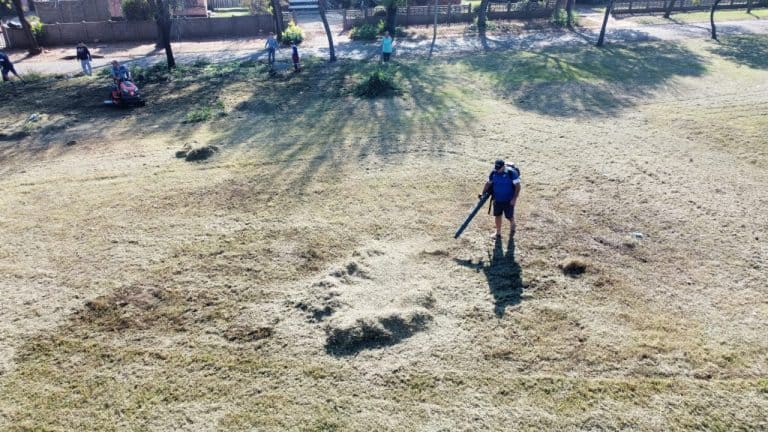 Vanderbijlpark-tak maak park in Maxwellstraat skoon