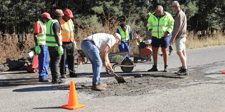 Kyk: AfriForum takke gebruik 134 ton teer tydens slaggatprojek