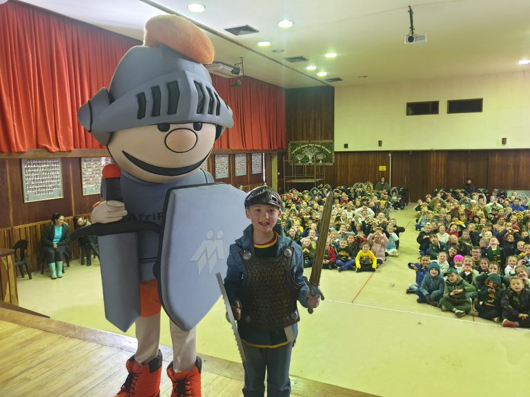 AfriForum se teenboelieveldtogspan besoek skole in Krugersdorp