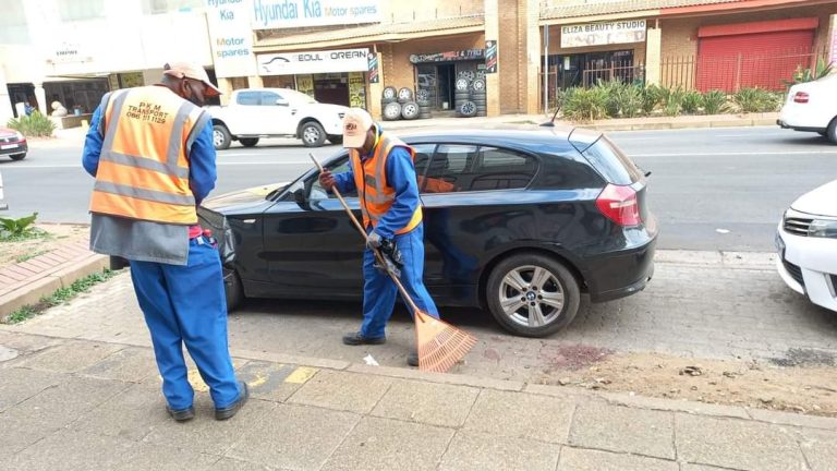 Noord van die berg-tak se tuinspan maak Pretoria-Noord weer mooi