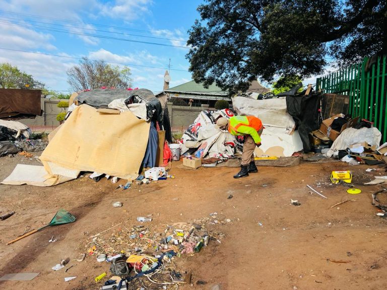 EMPD verwyder onwettige plakkers in Primrose ná druk deur AfriForum se Germiston-tak