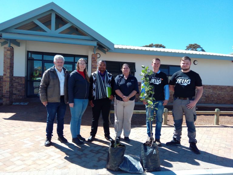 Plant vandag en pluk môre: AfriForum se Hessekwa-tak plant vrugtebome by drie plaaslike skole