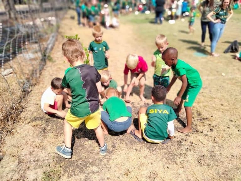 Brits-tak verfraai Laerskool Olienpark-skoolgronde met nuwe bome