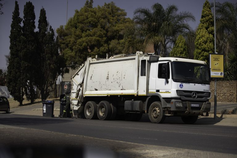 AfriForum-takke in Pretoria sê hulle sal self vullis verwyder