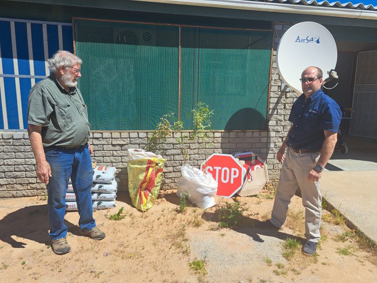 Kamieskroon-tak plant bome by kliniek, kerk en woonwapark