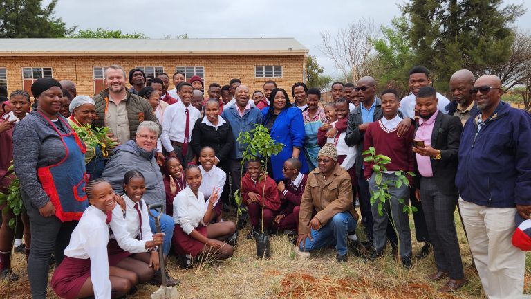 Gesamentlike inisiatief skool leerlinge oor die landbouwaardeketting en selfstandigheid